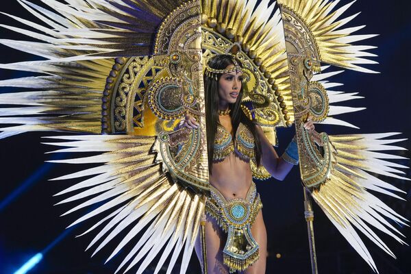 Hoa hậu Peru Camila Escriptens trong phần thi trang phục dân tộc tại cuộc thi Hoa hậu Hoàn vũ ở San Salvador - Sputnik Việt Nam
