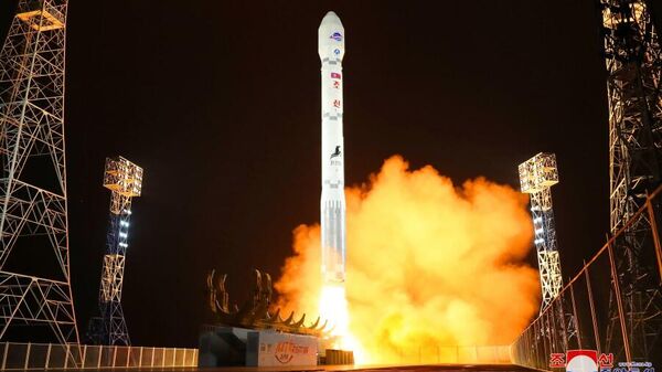 Triều Tiên phóng thành công vệ tinh trinh sát Manrigyong-1 trên tên lửa Chollima-1 mới. - Sputnik Việt Nam
