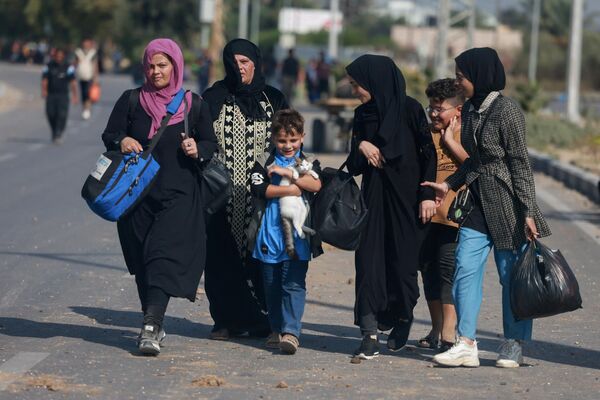 Người Palestine mang theo đồ đạc đi bộ dọc theo Đường Salah al-Din, hướng về phần phía nam vùng đất Palestine - Sputnik Việt Nam