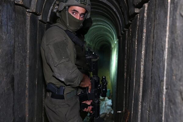 Một người lính đứng trong đường hầm mà quân đội Israel cho rằng do phiến quân Hamas đào - Sputnik Việt Nam