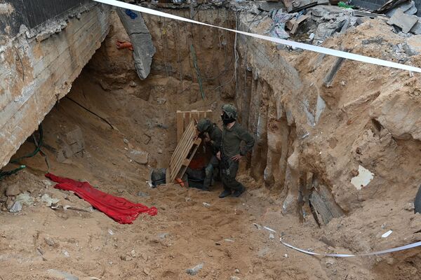 Các binh sĩ đứng cạnh nơi mà quân đội Israel cho là lối vào một đường hầm do phiến quân Hamas đào - Sputnik Việt Nam