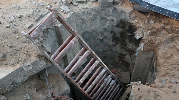 Một chiếc thang được lắp đặt bên trong nơi mà quân đội Israel cho là lối vào một đường hầm do phiến quân Hamas đào - Sputnik Việt Nam