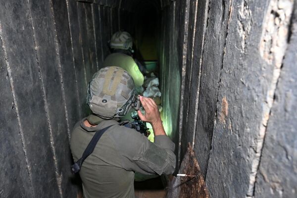 Các binh sĩ đi qua nơi mà quân đội Israel cho là một đường hầm do phiến quân Hamas đào - Sputnik Việt Nam