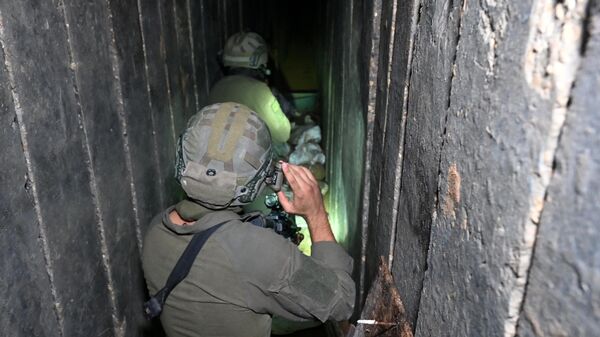 Các binh sĩ đi qua nơi mà quân đội Israel cho là một đường hầm do phiến quân Hamas đào - Sputnik Việt Nam