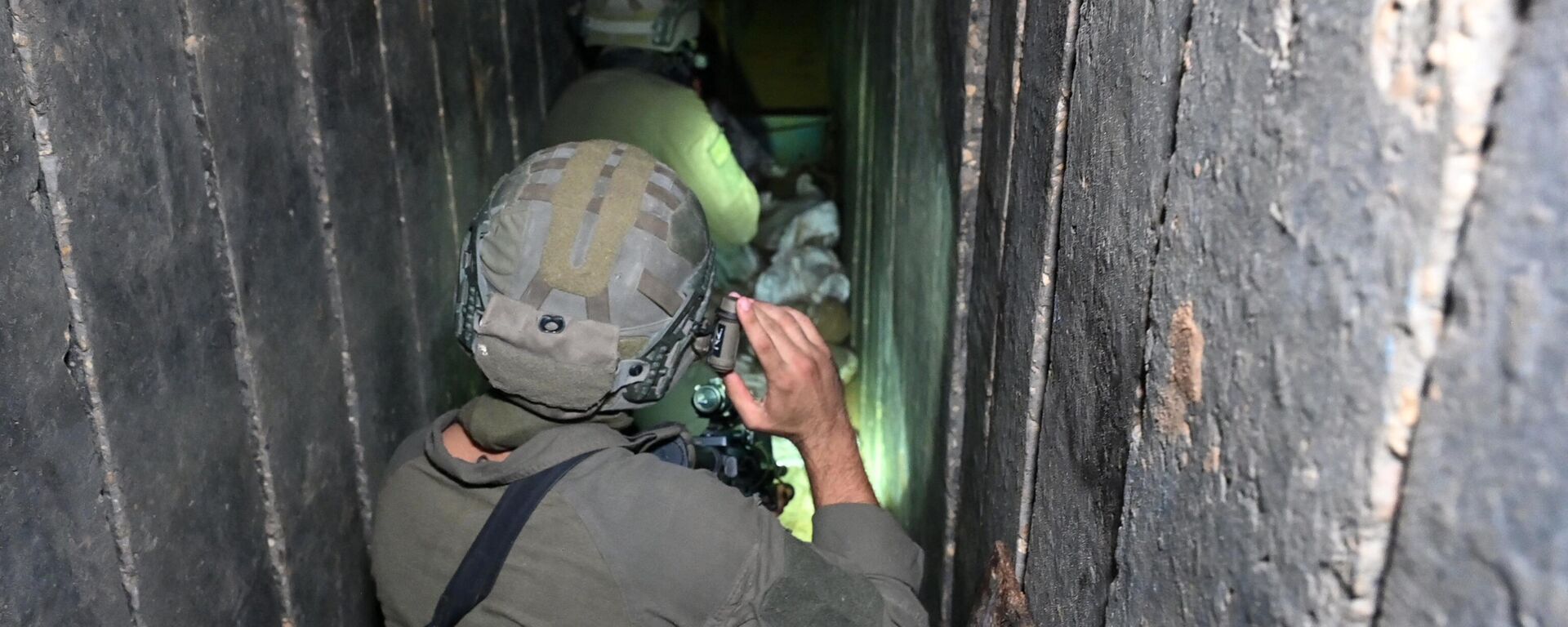 Các binh sĩ đi qua nơi mà quân đội Israel cho là một đường hầm do phiến quân Hamas đào - Sputnik Việt Nam, 1920, 13.12.2023