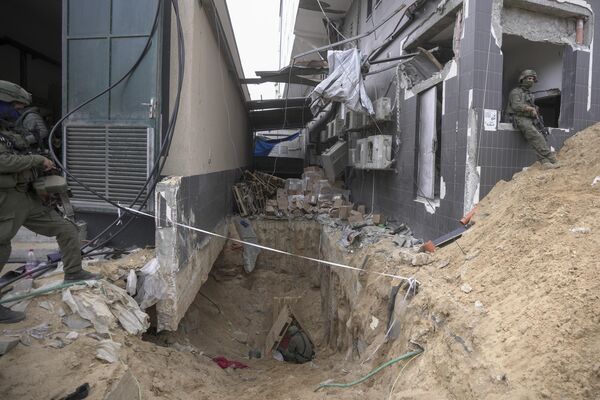 Binh sĩ Israel cho giới truyền thông xem một đường hầm dưới lòng đất được phát hiện dưới Bệnh viện Shifa ở thành phố Gaza - Sputnik Việt Nam