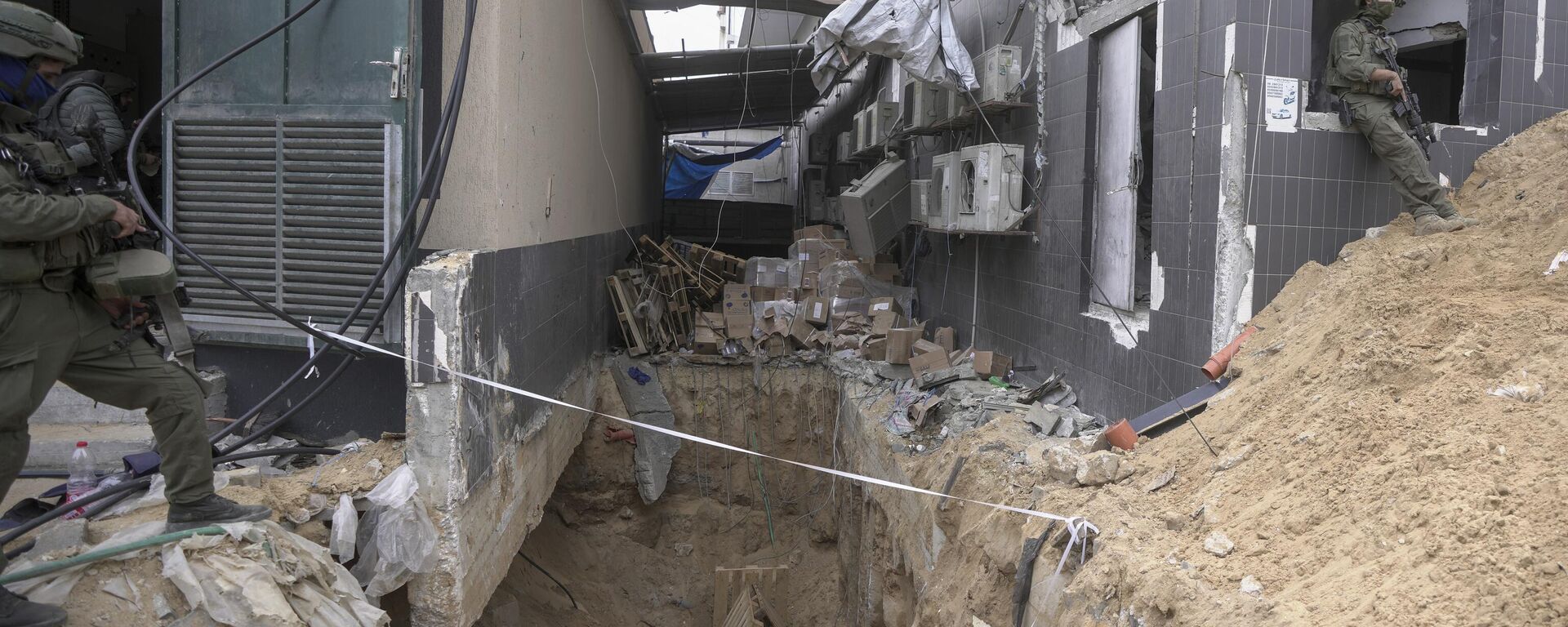Binh sĩ Israel cho giới truyền thông xem một đường hầm dưới lòng đất được phát hiện dưới Bệnh viện Shifa ở thành phố Gaza - Sputnik Việt Nam, 1920, 21.12.2023