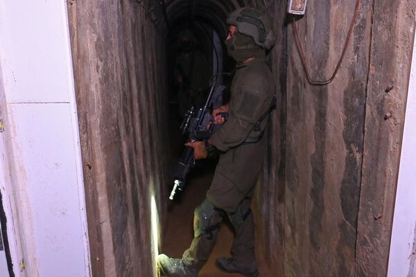 Người lính đứng trong đường hầm mà quân đội Israel cho rằng do phiến quân Hamas đào - Sputnik Việt Nam