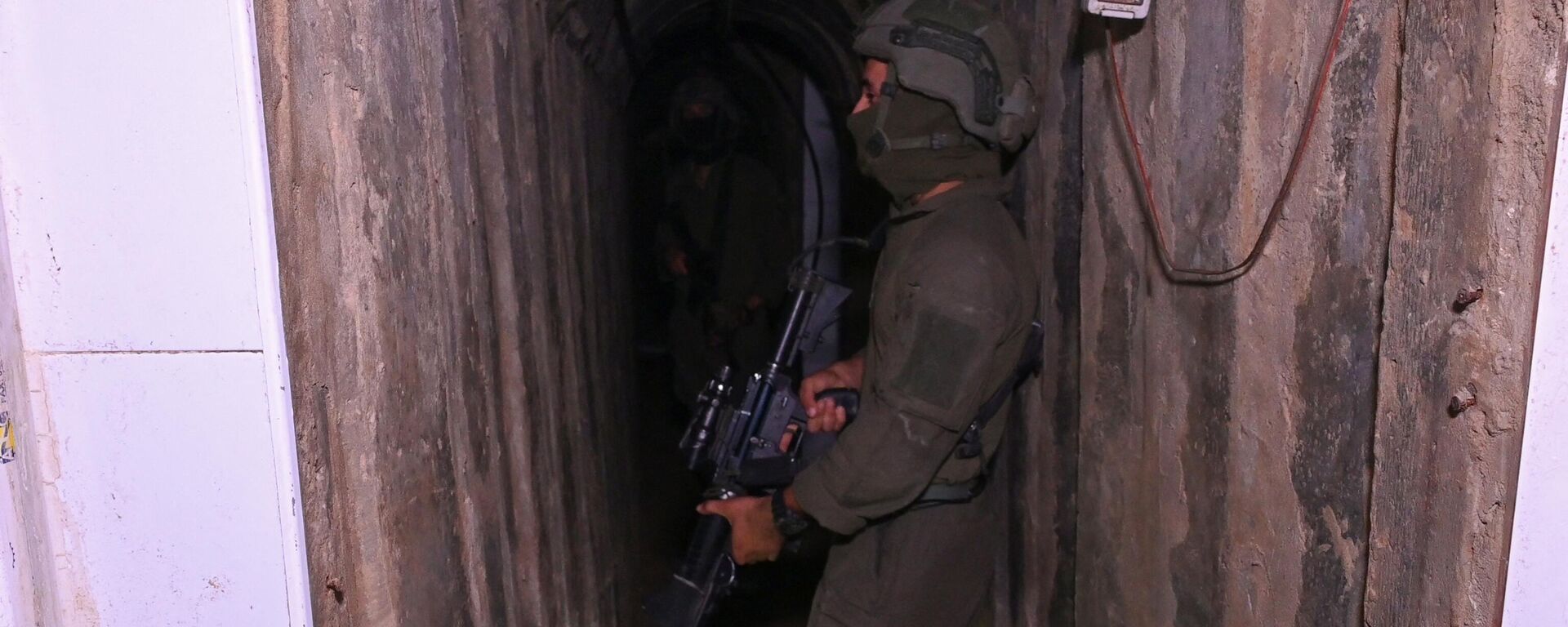 Người lính đứng trong đường hầm mà quân đội Israel cho rằng do phiến quân Hamas đào - Sputnik Việt Nam, 1920, 17.12.2023