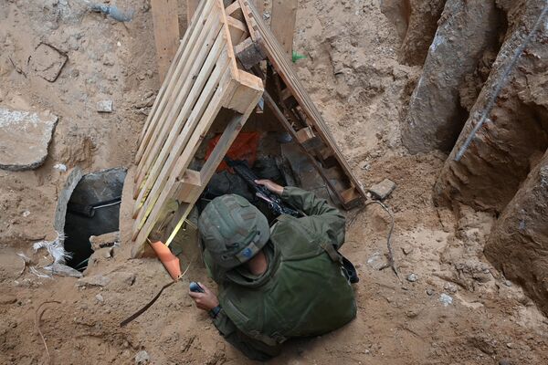 Người lính trèo vào nơi mà quân đội Israel cho là lối vào một đường hầm do phiến quân Hamas đào - Sputnik Việt Nam