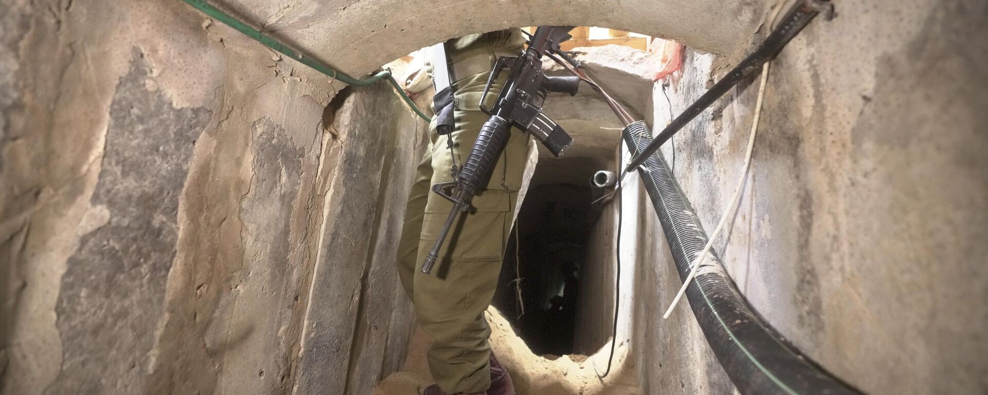 Người lính Israel đứng trong một đường hầm dưới lòng đất được phát hiện bên dưới Bệnh viện Shifa ở thành phố Gaza - Sputnik Việt Nam, 1920, 31.01.2024