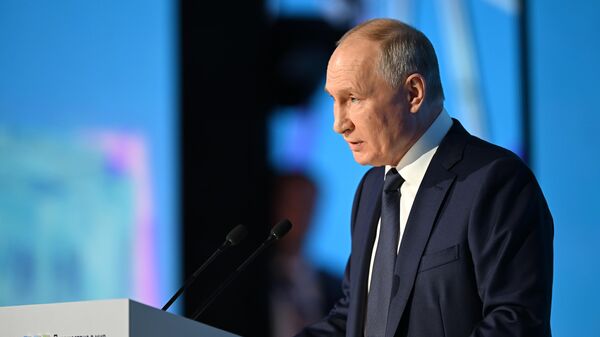 Tổng thống Nga Vladimir Putin phát biểu tại phiên họp toàn thể của Hội nghị AI Journey - Sputnik Việt Nam