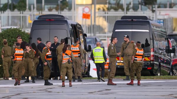 Lực lượng an ninh Israel đứng cùng với các xe cứu thương chờ đợi bên ngoài sân bay trực thăng của Trung tâm y tế Schneider ở Tel Aviv, trong khi chuẩn bị giải phóng các con tin Israel bị Hamas giam giữ ở Dải Gaza - Sputnik Việt Nam