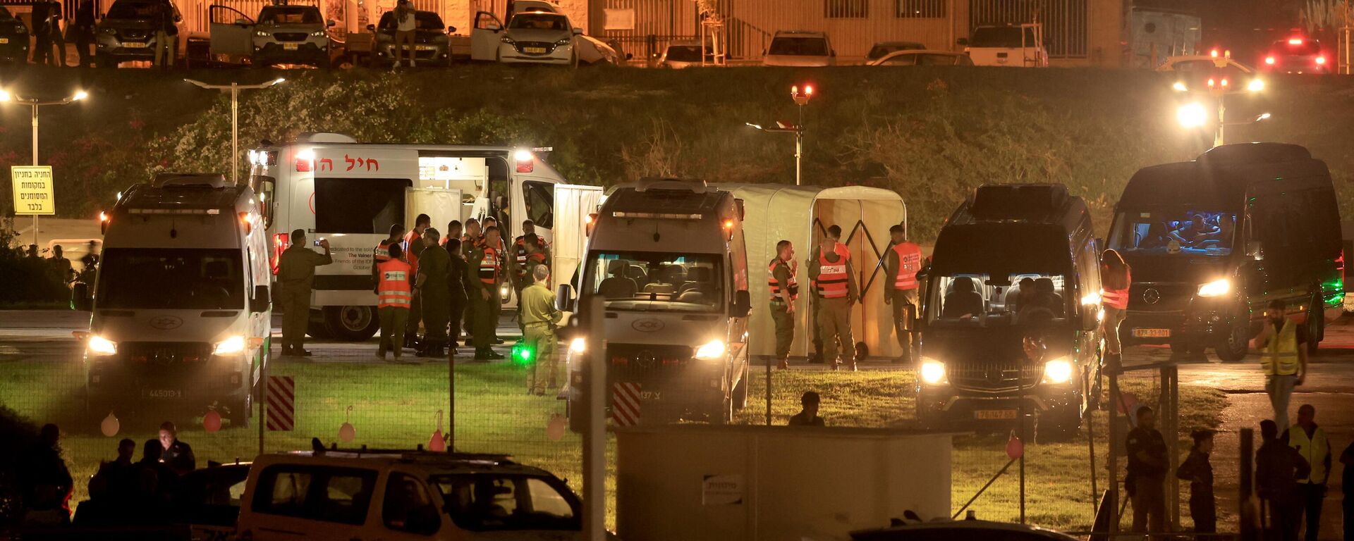 Lực lượng an ninh Israel đứng cùng với các xe cứu thương chờ đợi bên ngoài sân bay trực thăng của Trung tâm y tế Schneider ở Tel Aviv, trong khi chuẩn bị giải phóng các con tin Israel bị Hamas giam giữ ở Dải Gaza - Sputnik Việt Nam, 1920, 25.11.2023