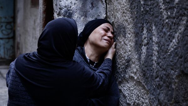 Người thân khóc trong đám tang ở Palestine - Sputnik Việt Nam