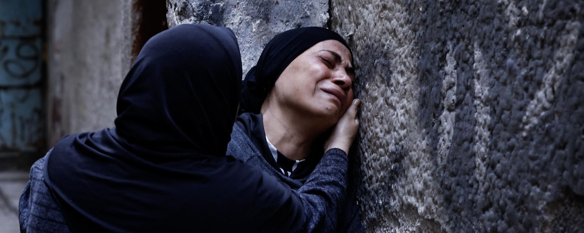 Người thân khóc trong đám tang ở Palestine - Sputnik Việt Nam, 1920, 25.11.2023