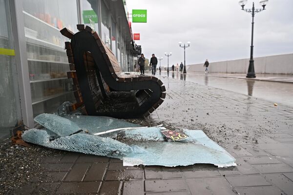 Kính cửa vỡ tại cửa hiệu trên đường bờ kè ở Sochi sau trận bão - Sputnik Việt Nam