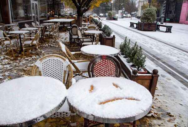 Hiên ngoài của quán cà phê ở Simferopol ngập đầy tuyết - Sputnik Việt Nam