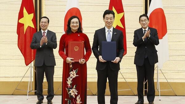 Chủ tịch nước và Thủ tướng Nhật Bản chứng kiến lễ trao các văn kiện hợp tác  - Sputnik Việt Nam