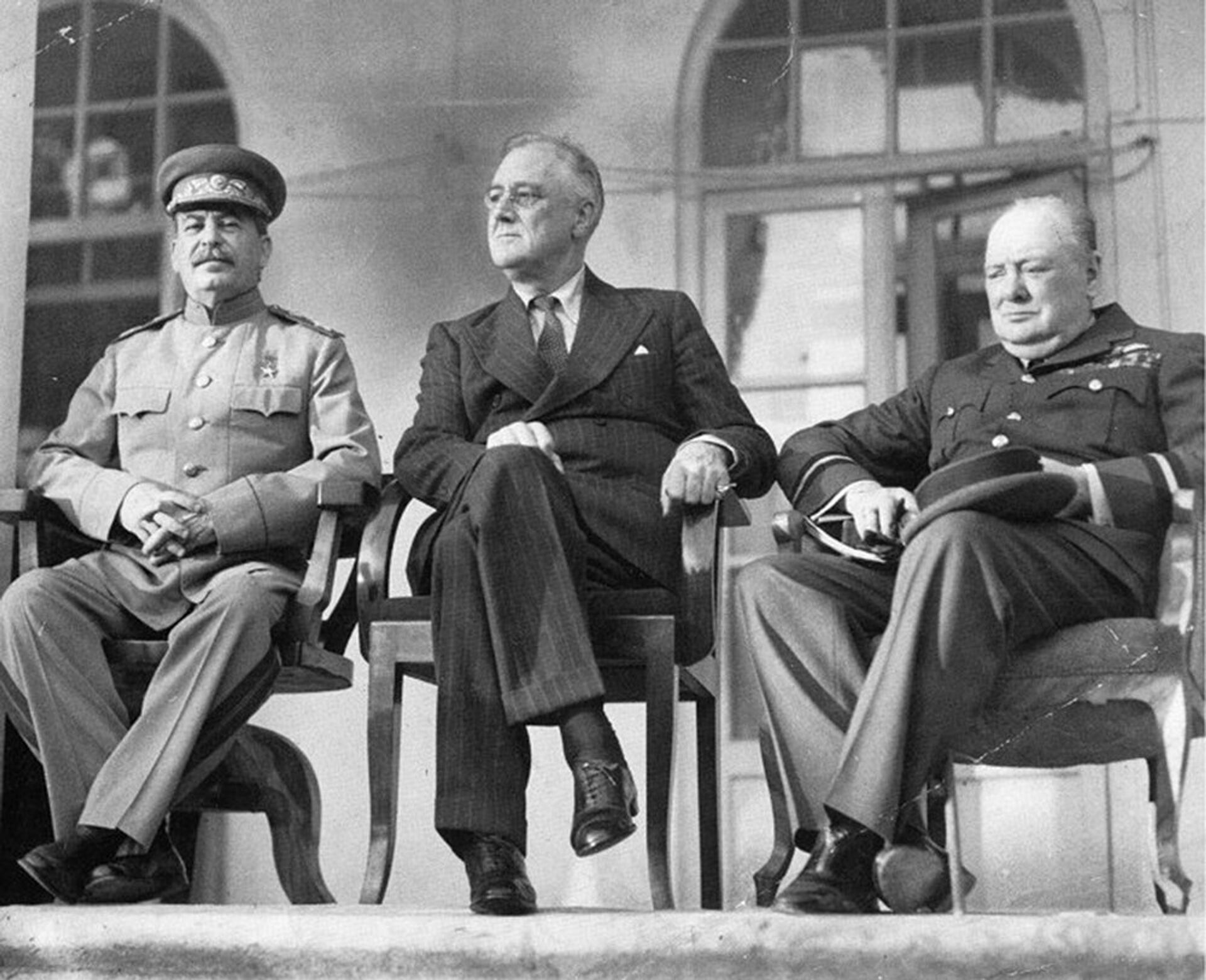 Lãnh tụ Liên Xô Yosif Stalin, Tổng thống Mỹ Franklin Roosevelt và Thủ tướng Anh Winston Churchill tại Hội nghị Tehran, năm 1943 - Sputnik Việt Nam, 1920, 28.11.2023