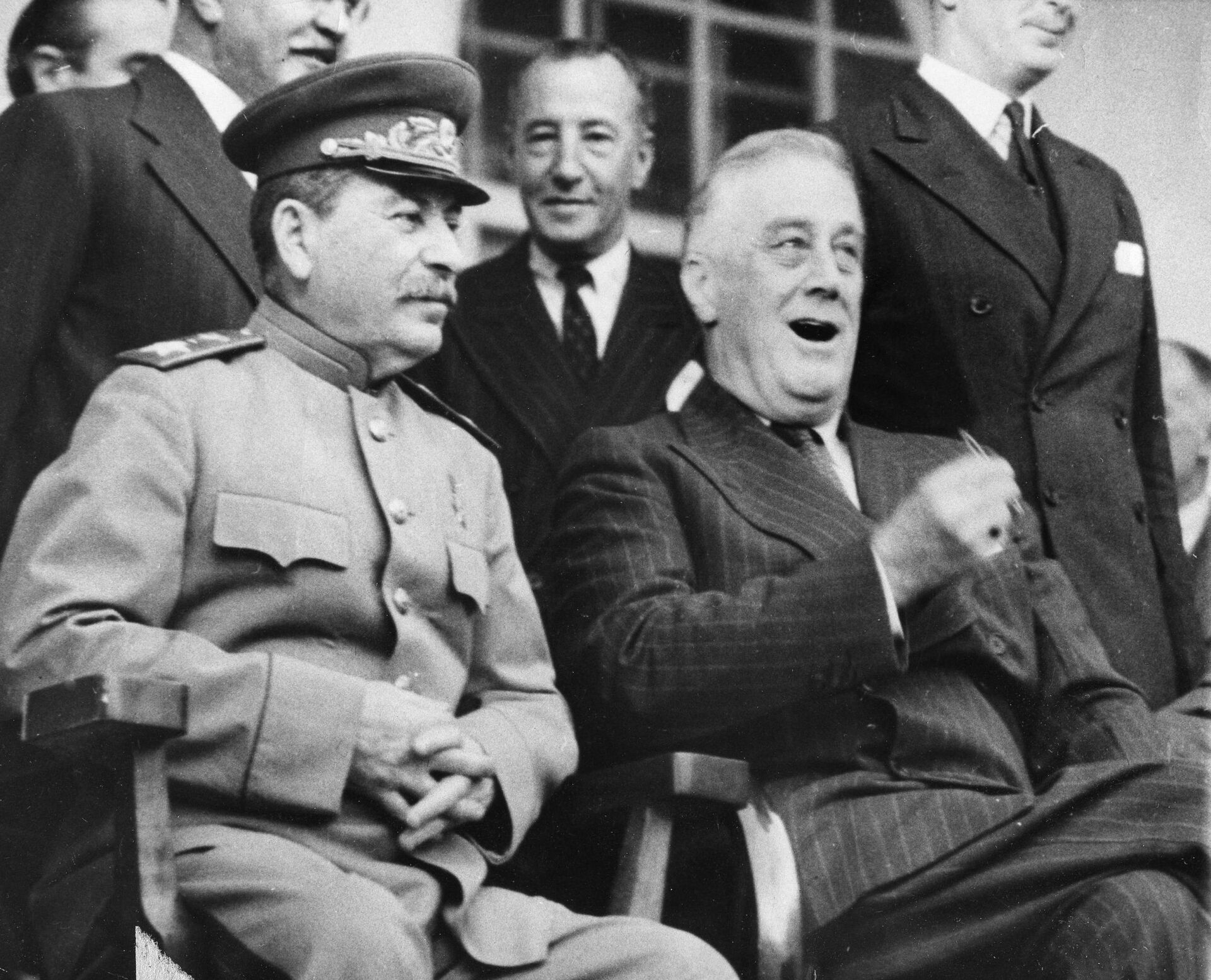 Lãnh tụ Liên Xô Yosif Stalin và Tổng thống Mỹ Franklin Roosevelt Churchill tại Hội nghị Tehran, năm 1943 - Sputnik Việt Nam, 1920, 28.11.2023