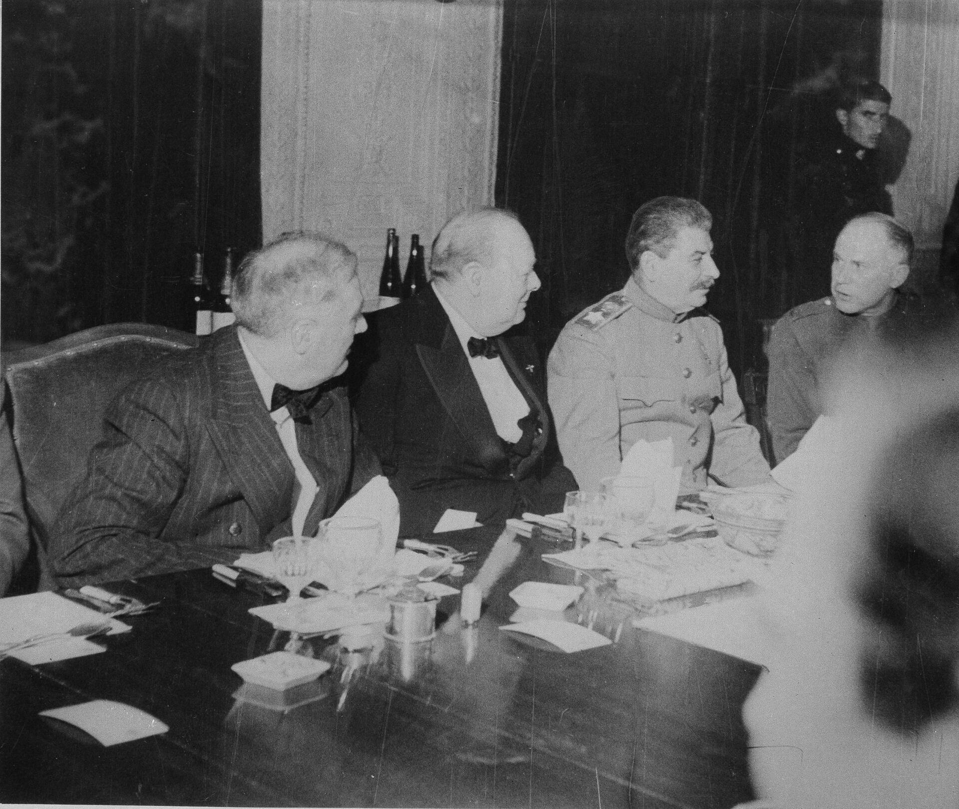 Lãnh tụ Liên Xô Yosif Stalin, Tổng thống Mỹ Franklin Roosevelt và Thủ tướng Anh Winston Churchill tại Hội nghị Tehran, năm 1943 - Sputnik Việt Nam, 1920, 28.11.2023