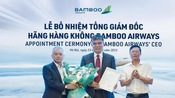 Tân tổng giám đốc Bamboo Airways Lương Hoài Nam (giữa) nhận quyết định bổ nhiệm và hoa từ chủ tịch hội đồng quản trị Bamboo Airways Lê Thái Sâm (ngoài cùng bên phải) và phó chủ tịch thường trực hội đồng quản trị Phan Đình Tuệ - Sputnik Việt Nam