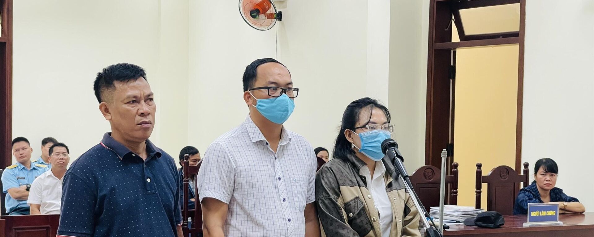 Bị cáo Hoàng Văn Minh (giữa) cùng chú và vợ tại phiên tòa hồi giữa tháng 8.  - Sputnik Việt Nam, 1920, 29.11.2023