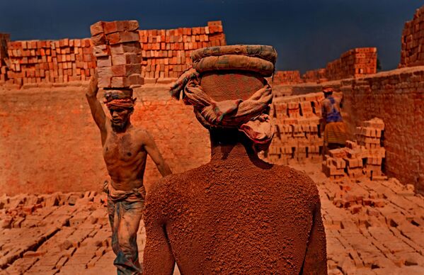 Bức ảnh Work In The Red Dust Of A Brick Kiln của nhiếp ảnh gia Kamol Das, lọt chung kết hạng mục Adapting for Tomorrow cuộc thi The Environmental Photographer of the Year 2023 - Sputnik Việt Nam