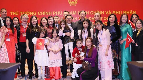 Thủ tướng và Phu nhân gặp cán bộ, nhân viên ĐSQ và cộng đồng người Việt Nam tại Thổ Nhĩ Kỳ - Sputnik Việt Nam