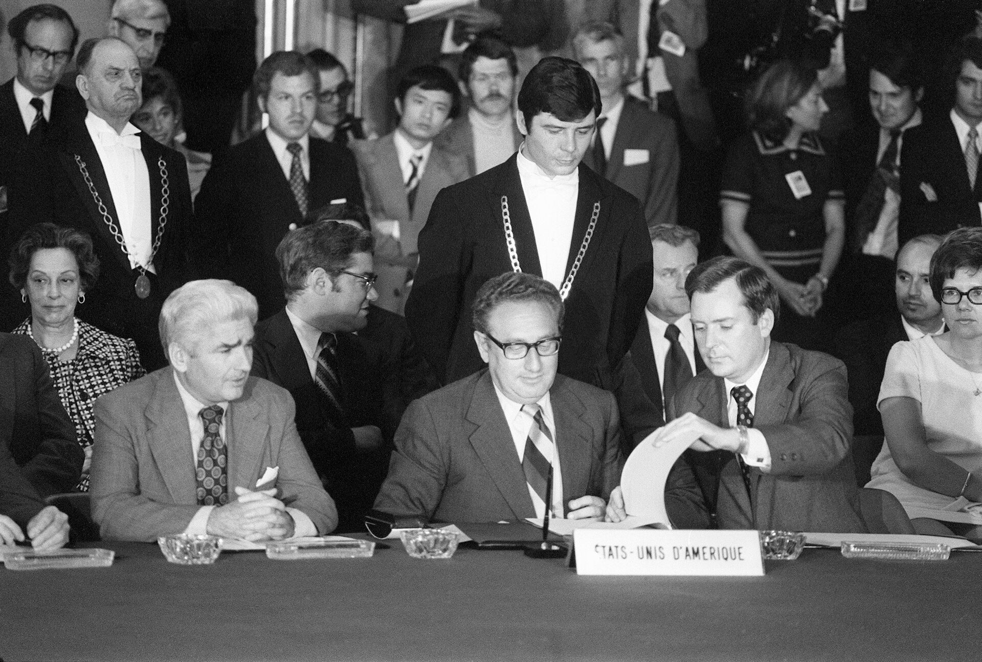 Henry Kissinger (giữa), Cố vấn An ninh quốc gia của Tổng thống Hoa Kỳ R. Nixon ký Hiệp định Paris để ngừng bắn và chấm dứt chiến tranh Việt Nam . Chiến tranh kết thúc ngày 30/4/1975 khi chế độ Sài Gòn gần như không có trận chiến chống trả nào đã đầu hàng quân giải phóng miền nam Việt Nam, chấm dứt 15 năm Mỹ can thiệp vào Việt Nam - Sputnik Việt Nam, 1920, 04.12.2023