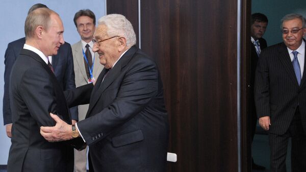 Tổng thống Nga Vladimir Putin gặp cựu Ngoại trưởng Mỹ Henry Kissinger, năm 2012 - Sputnik Việt Nam