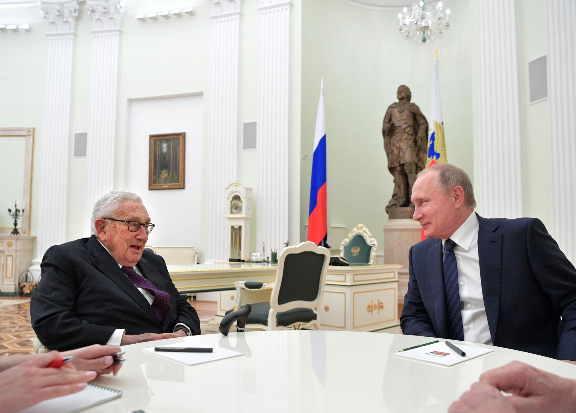 Tổng thống Nga Vladimir Putin gặp cựu Ngoại trưởng Mỹ Henry Kissinger, năm 2017 - Sputnik Việt Nam, 1920, 30.11.2023