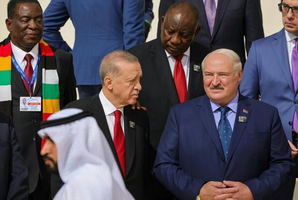 Tổng thống Belarus Alexandr Lukashenko lắng nghe người đồng cấp Thổ Nhĩ Kỳ Recep Tayyip Erdogan phát biểu tại hội nghị thượng đỉnh của Liên hợp quốc COP28 về khí hậu ở Dubai - Sputnik Việt Nam