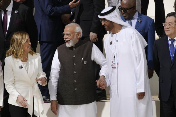 Thủ tướng Ấn Độ Narendra Modi (giữa) và Chủ tịch COP28 Sultan Al Jaber đến hội nghị thượng đỉnh của Liên hợp quốc COP28 về khí hậu tại Dubai, Các Tiểu vương quốc Ả Rập Thống nhất - Sputnik Việt Nam
