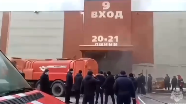 Đoạn video từ bên trong chợ Sadovod ở Matxcơva, nơi các gian hàng đang bốc cháy - Sputnik Việt Nam