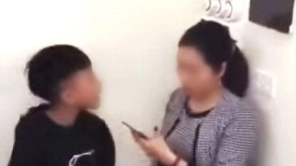 UBND tỉnh Tuyên Quang đã ra lệnh điều tra vụ học sinh dồn giáo viên vào lớp học. - Sputnik Việt Nam