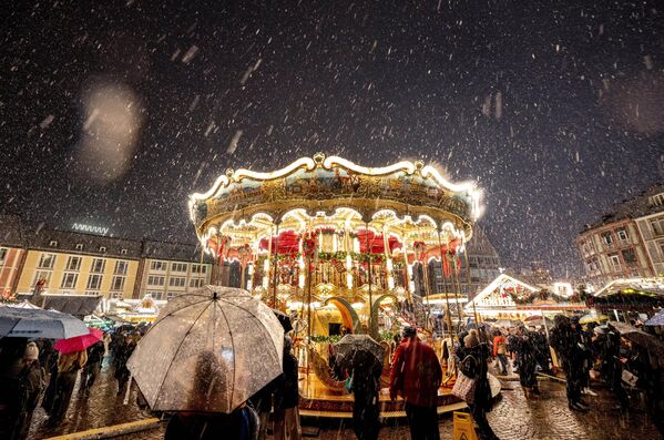 Chợ Giáng Sinh truyền thống với đu quay ở Frankfurt, Đức - Sputnik Việt Nam