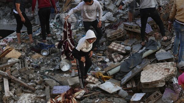 Người Palestine quan sát những tàn phá sau cuộc tấn công của Israel tại Rafah, phía nam Dải Gaza - Sputnik Việt Nam