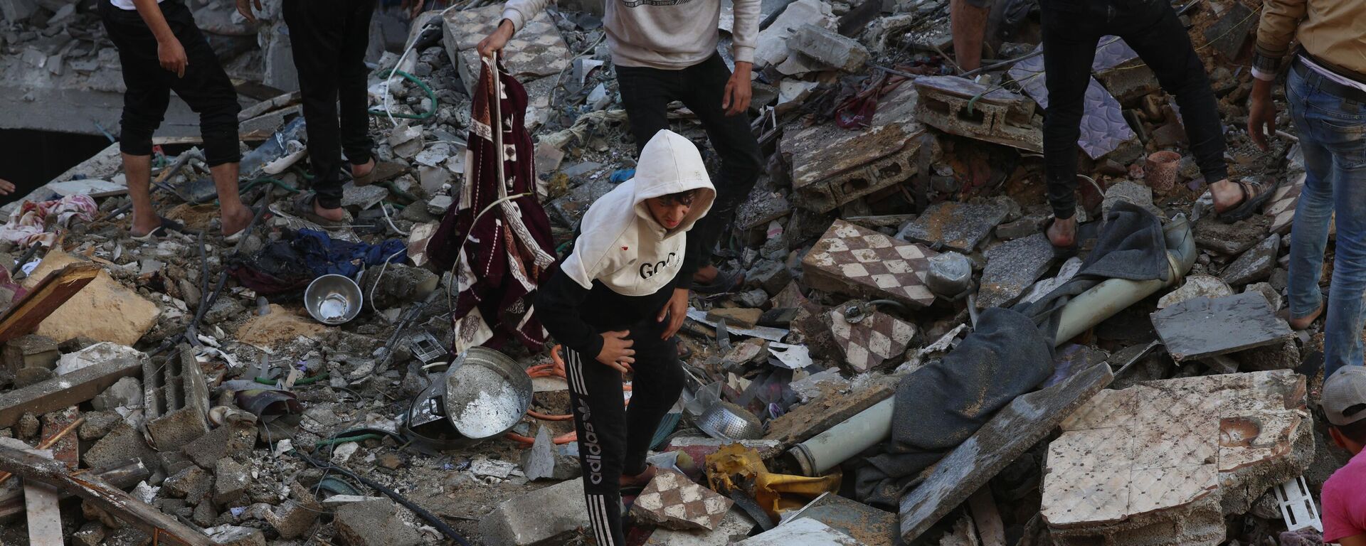 Người Palestine quan sát những tàn phá sau cuộc tấn công của Israel tại Rafah, phía nam Dải Gaza - Sputnik Việt Nam, 1920, 06.12.2023