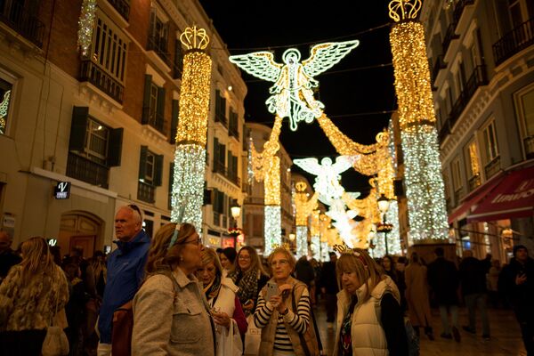 Người dân ngắm đèn Giáng Sinh trên phố Larios ở Malaga, Tây Ban Nha - Sputnik Việt Nam