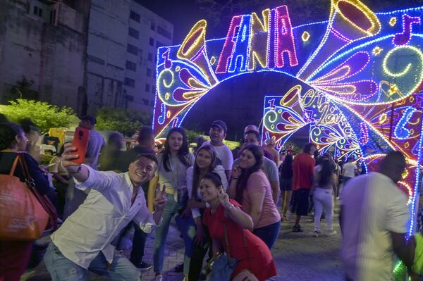 Người dân chụp ảnh selfie với đèn và đồ trang trí Giáng Sinh ở Cali, Colombia - Sputnik Việt Nam
