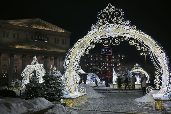 Tác phẩm sắp đặt mừng Năm Mới trên quảng trường trước Nhà hát Bolshoi ở Mátxcơva - Sputnik Việt Nam