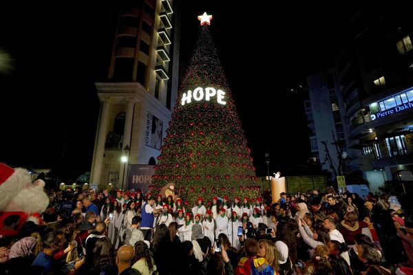 Người dân tụ tập trong lễ thắp sáng cây thông khổng lồ khai trương lễ hội Giáng Sinh tại Quảng trường Sassine ở khu Achrafiyah, Beirut, Lebanon. - Sputnik Việt Nam