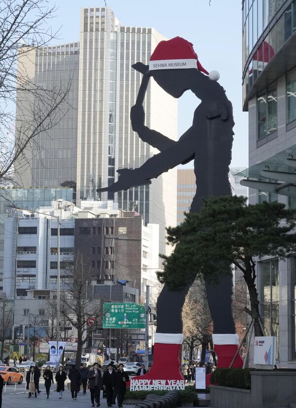 Tượng &quot;Người búa&quot; cao 22m mặc trang phục ông già Noel trên đường phố Seoul, Hàn Quốc - Sputnik Việt Nam