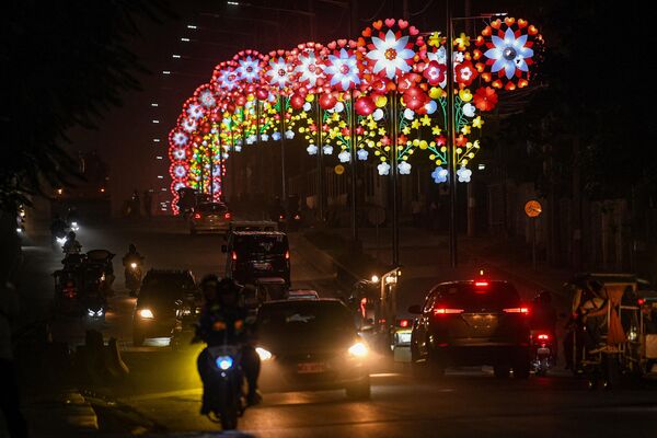 Những người tài xế lái xe ngang qua đèn trang trí Giáng Sinh ở Manila. - Sputnik Việt Nam