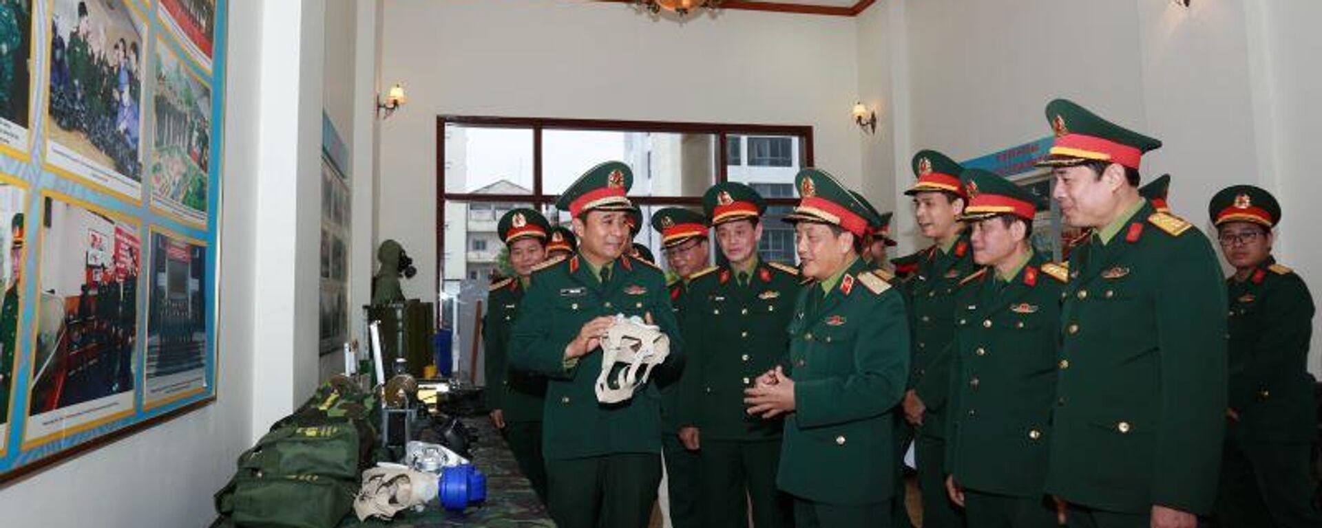 Thượng tướng Phùng Sĩ Tấn và các thành viên đoàn công tác thăm quan một số sản phẩm của Binh chủng Hóa học dự kiến trưng bày tại Triển lãm Quốc phòng quốc tế Việt Nam năm 2024. - Sputnik Việt Nam, 1920, 06.12.2023