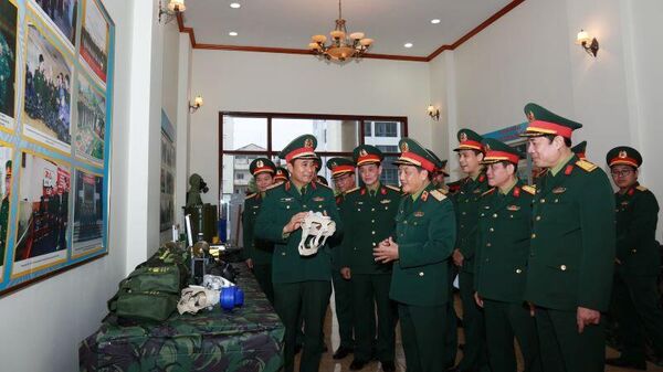 Thượng tướng Phùng Sĩ Tấn và các thành viên đoàn công tác thăm quan một số sản phẩm của Binh chủng Hóa học dự kiến trưng bày tại Triển lãm Quốc phòng quốc tế Việt Nam năm 2024. - Sputnik Việt Nam