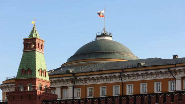 Lá cờ Тổng thống trên mái vòm Cung điện Thượng viện của Điện Kremlin  - Sputnik Việt Nam