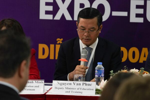 Thứ trưởng Bộ GD&ĐT Việt Nam Nguyễn Văn Phúc phát biểu tại thảo luận bàn tròn trong khuôn kổ các hoạt động của Triển lãm  - Sputnik Việt Nam
